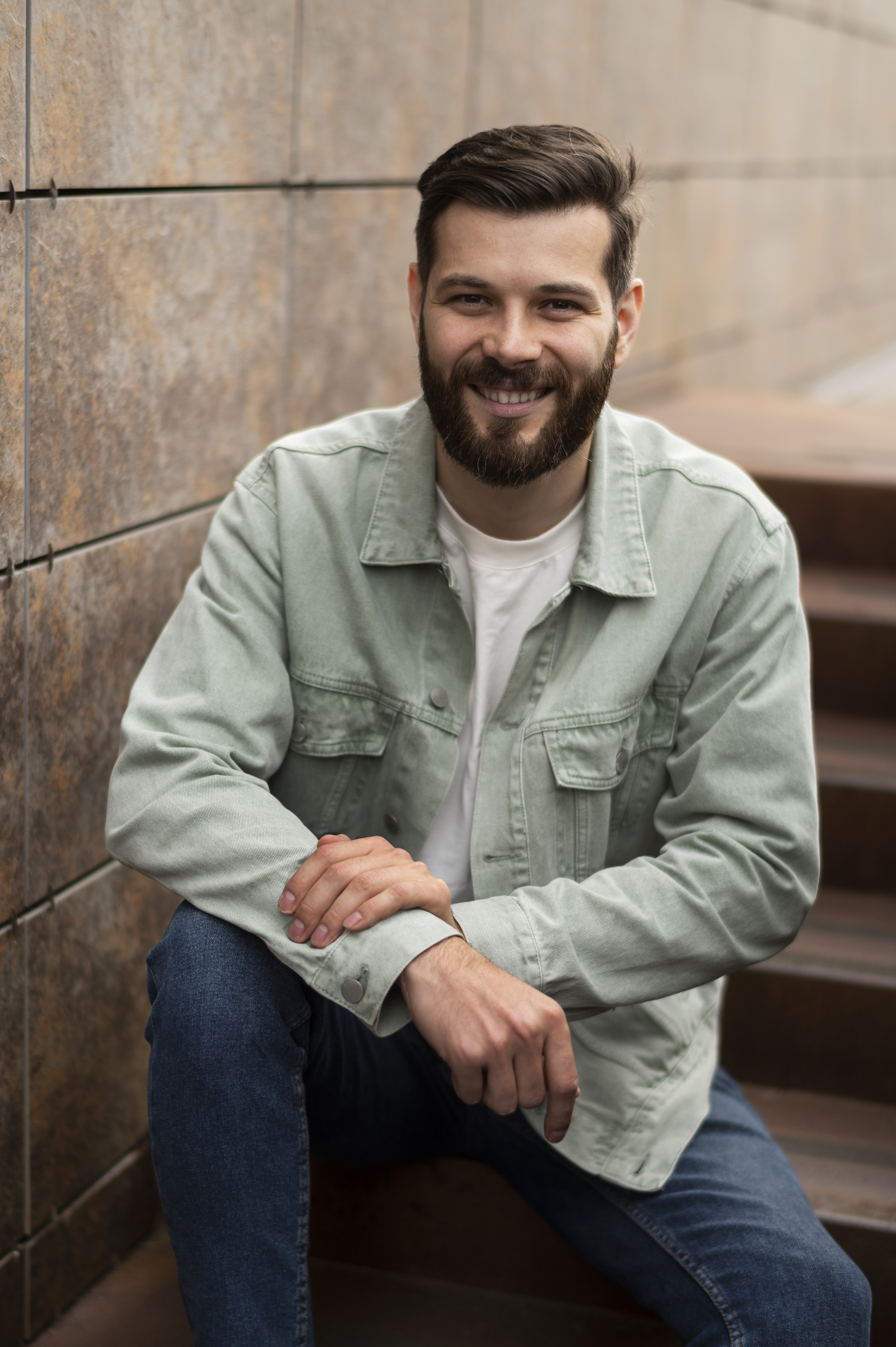 front-view-smiley-man-posing-cv