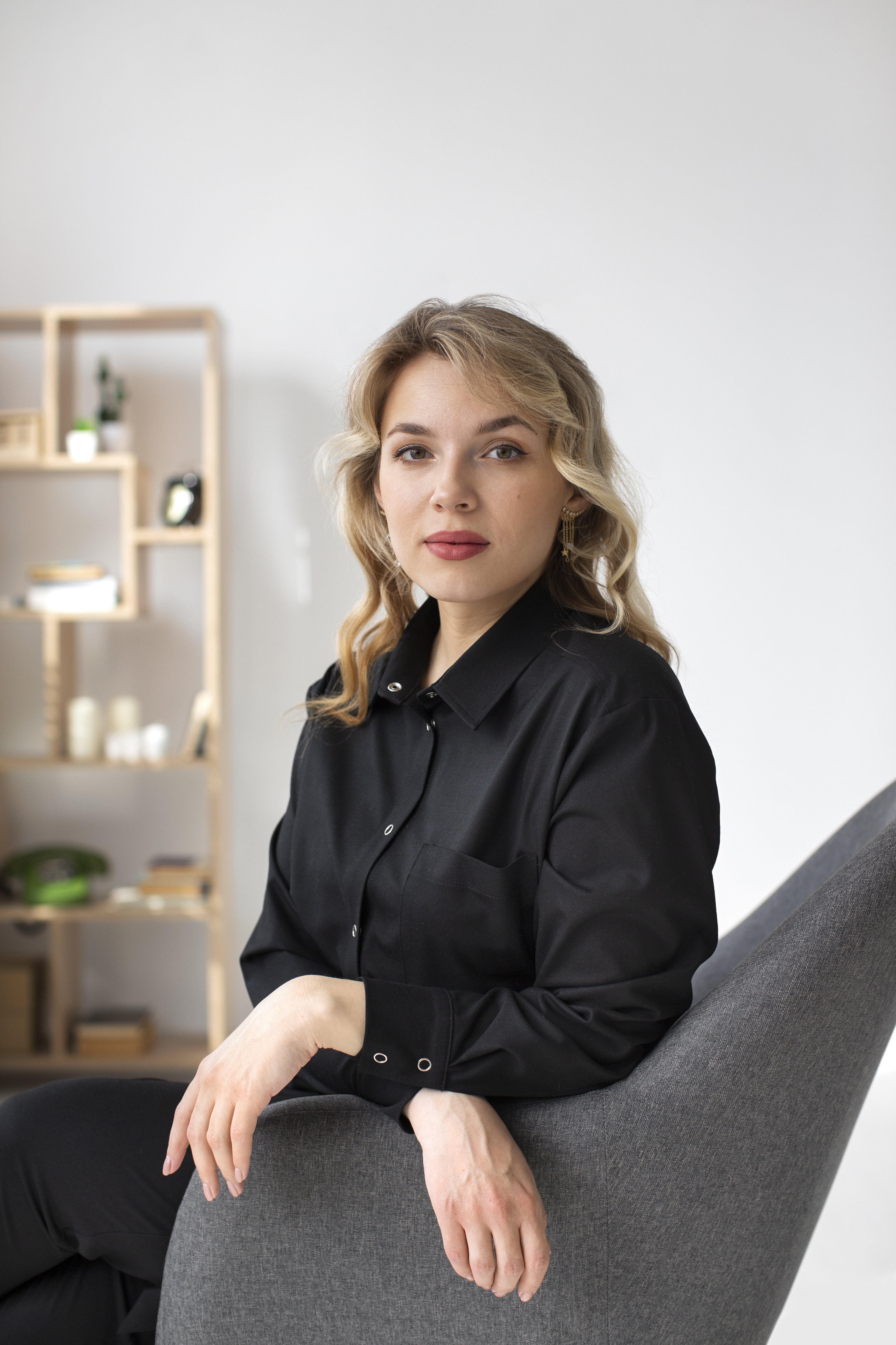 side-view-woman-posing-chair